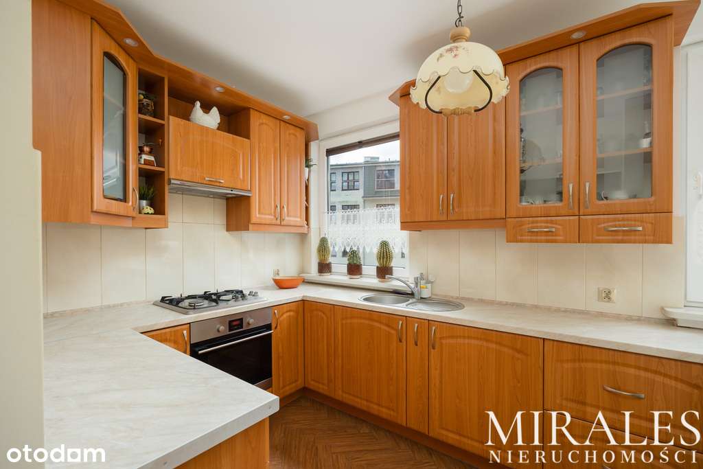 Wygodne mieszkanie z dużą jasną kuchnią i balkonem-0