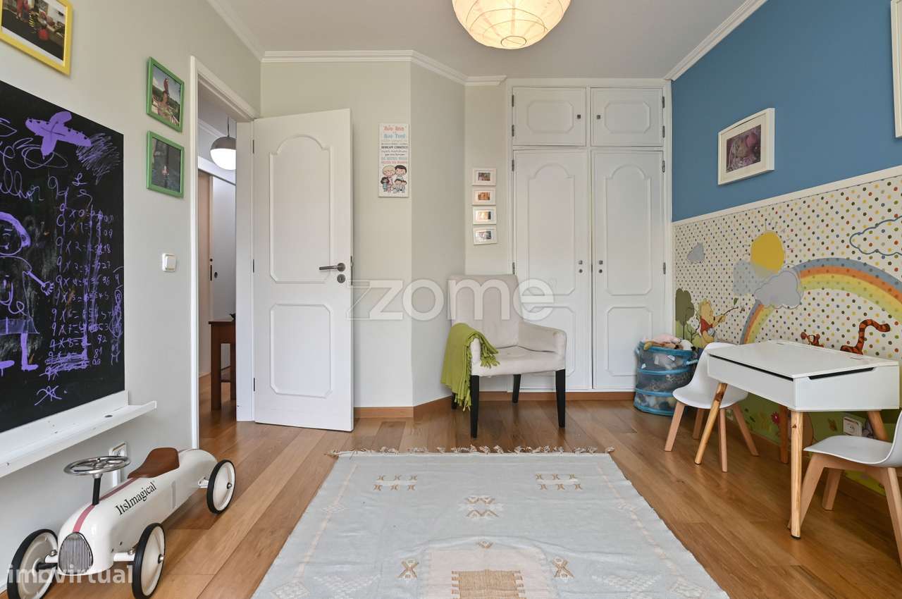 Moradia T3 + 1 remodelada, na Aldeia de Juso (Bairro Chesol)-16