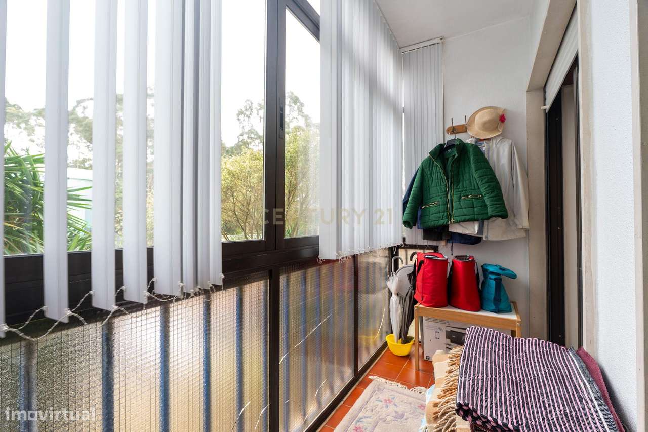 Apartamento de tipologia T2, com box e varandas, localizado em Rio de-23