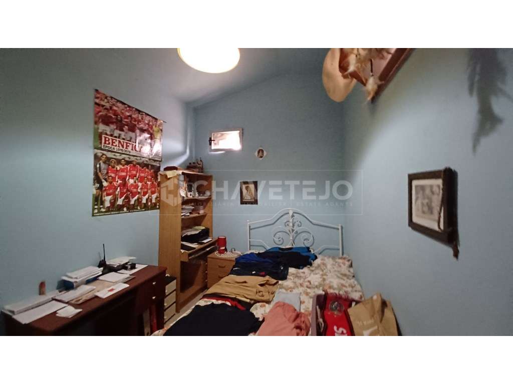 Moradia geminada de dois pisos, situada em aldeia a 5 km de Tomar. - Grande imagem: 5/17