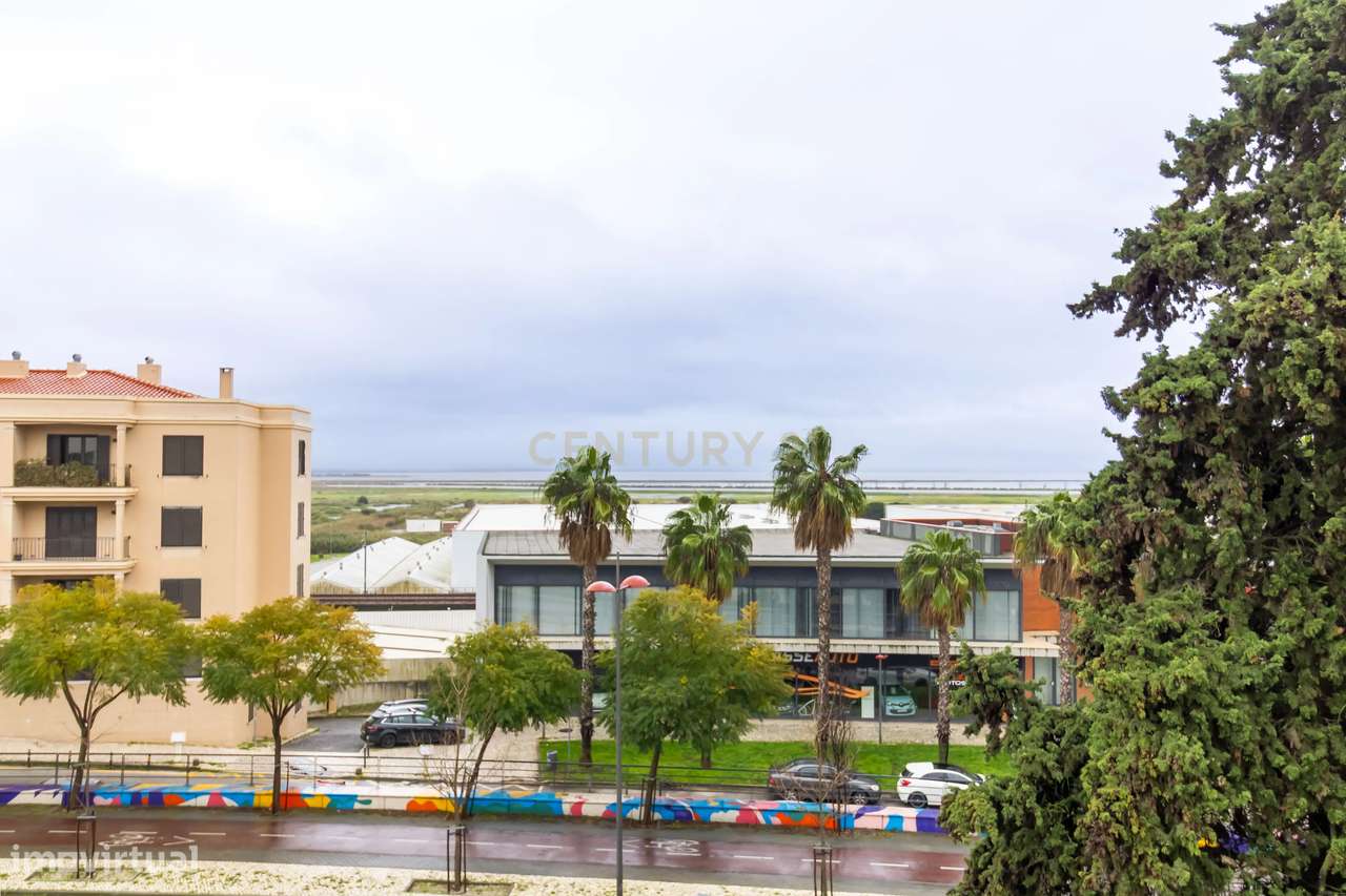 Apartamento T2 com Vista Rio | 2 Varandas / Zona Tranquila e Excelente-7