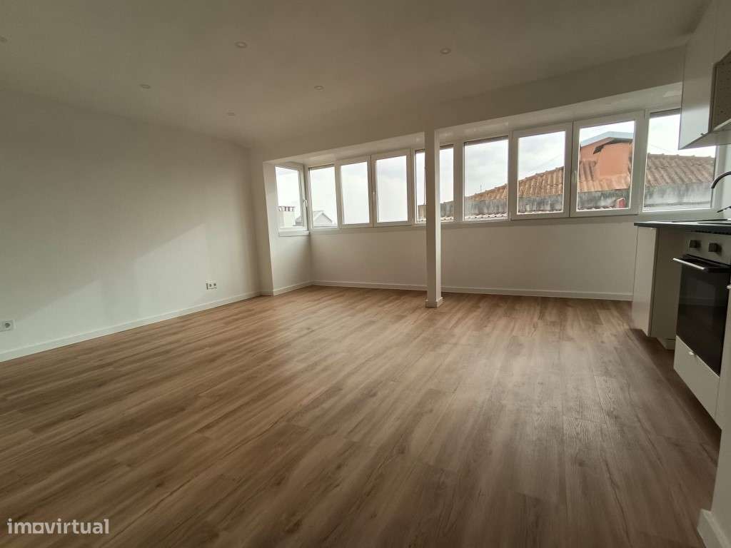 Apartamento T2 Renovado no centro de Camarate, Loures-4