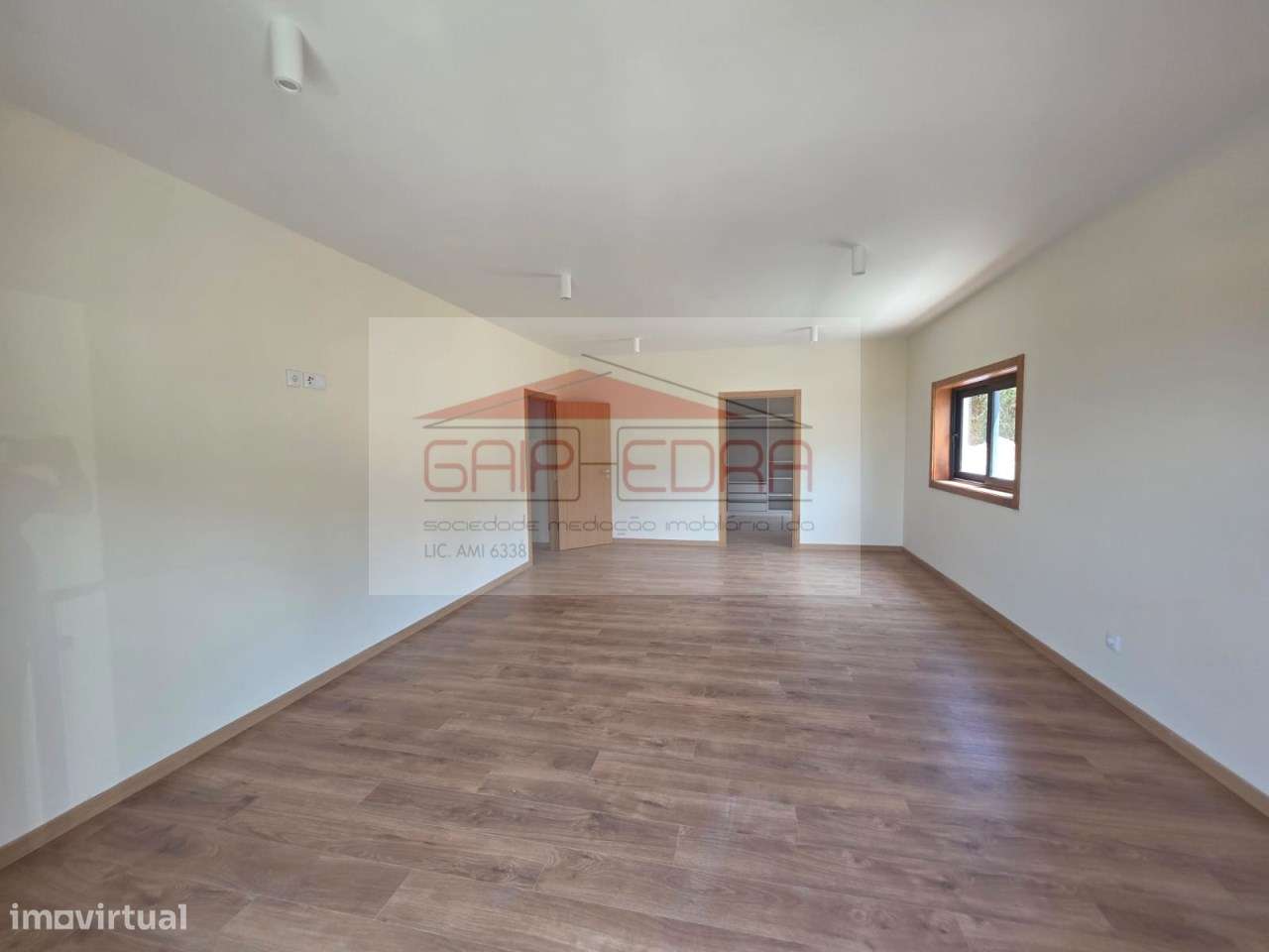 Moradia 4 frentes nova  com 840 m2 terreno em Felgueiras-19