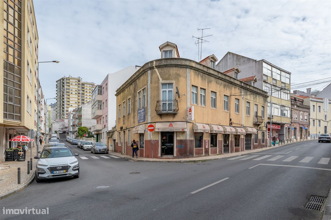 Prédio para remodelar em Queluz