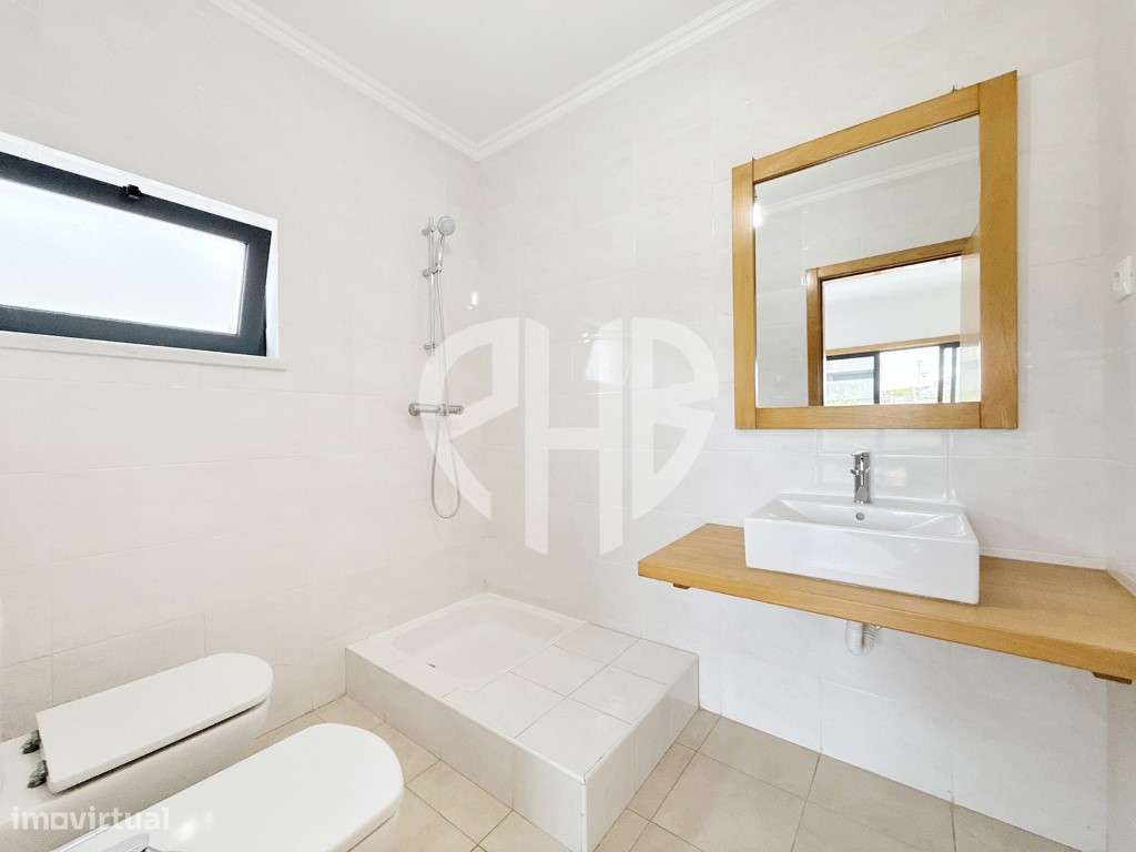 Exclusiva Moradia T5 de Arquitetura Contemporânea em Almada - Feijó-30