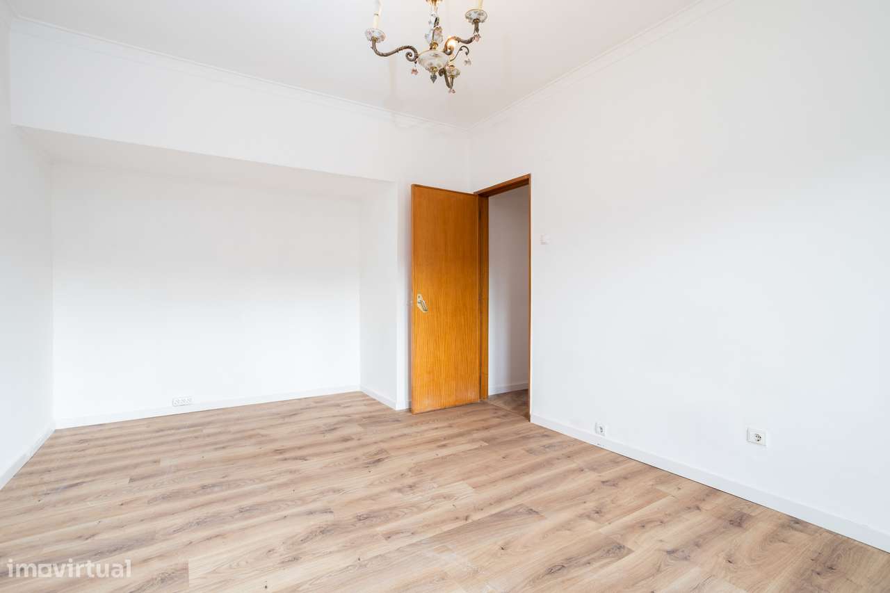 Apartamento T2 Renovado e Cheio de Luz em Sacavém – O Refúgio Perfeito - Grande imagem: 5/17