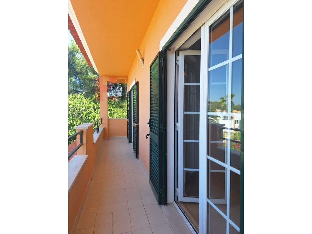 Moradia T4 com piscina inserida num terreno de 670m2 - Setúbal (OFE...-28