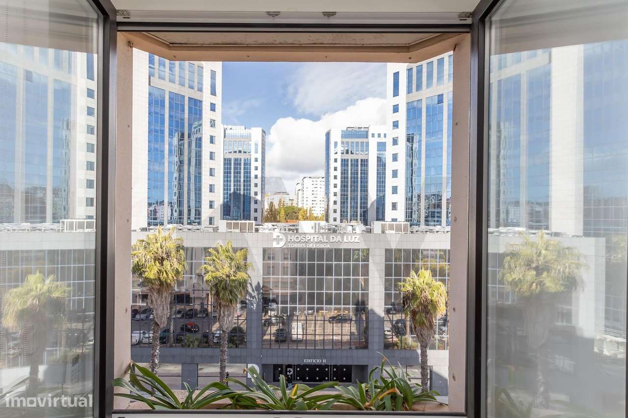 Apartamento T3 Renovado no Condomínio Torres de Lisboa | Laranjeiras S-23