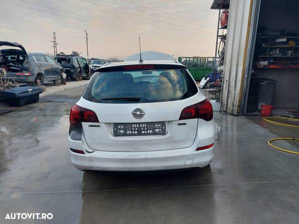 Dezmembram Opel Astra J, an 2012, motor 1.7 CDTI, euro 5 - 2