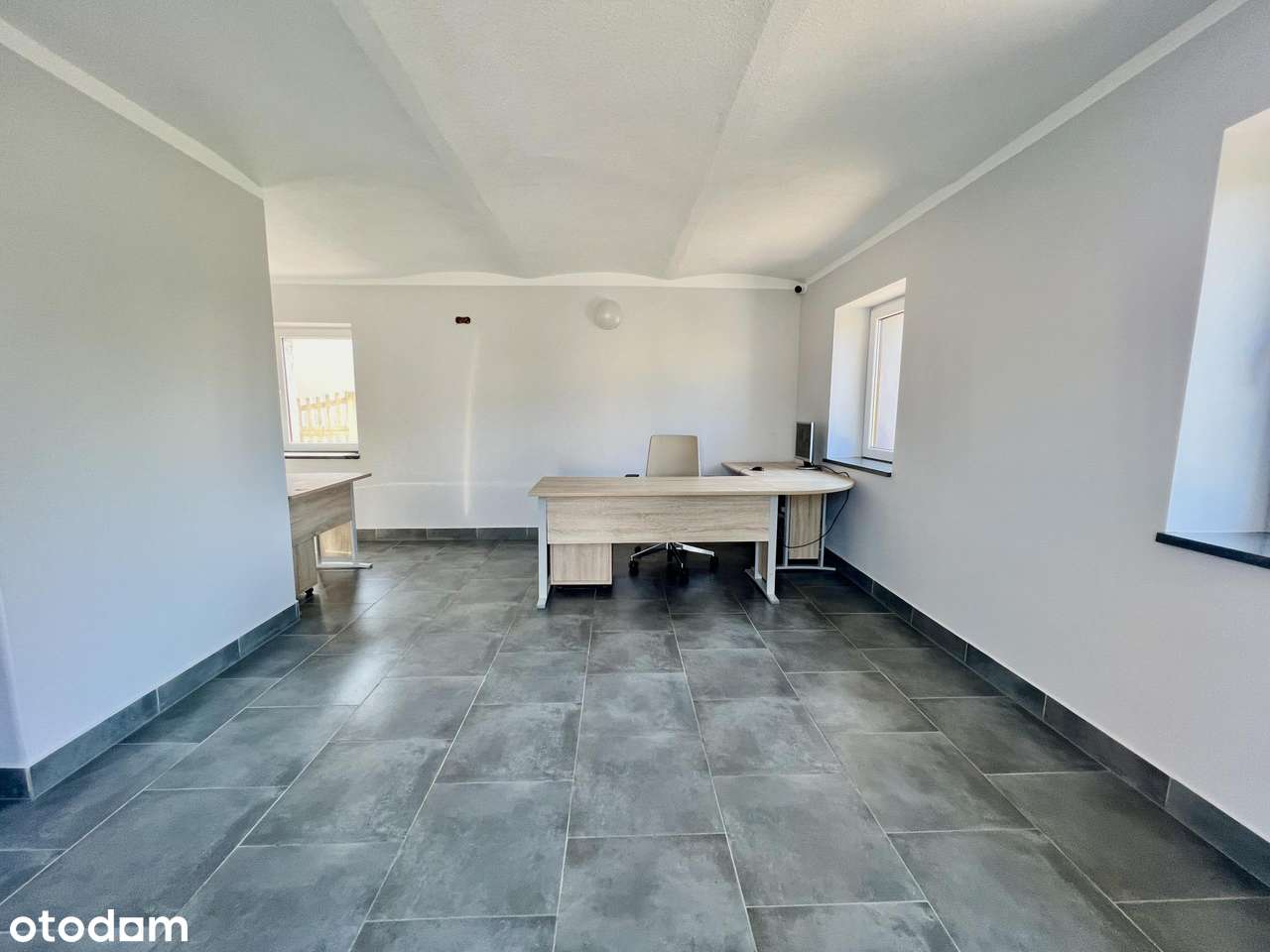 Budynek z placem przy obwodnicy Opola-11