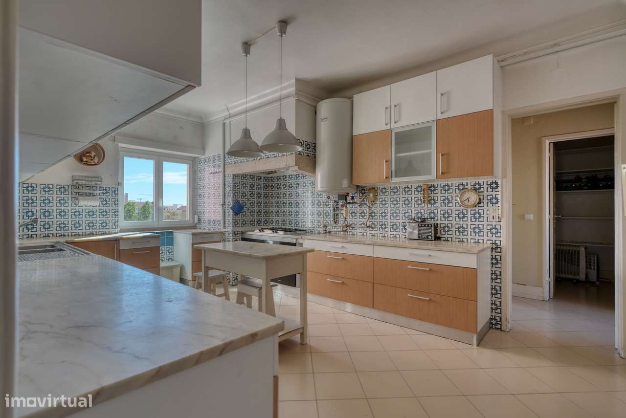 Apartamento T4 com varanda na Av. João XXI, Lisboa-18