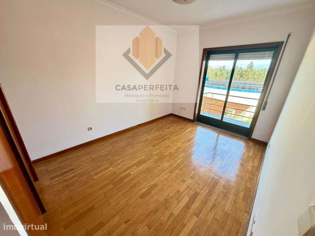 Fabuloso Apartamento T2 com Varanda e Box - Olival-11