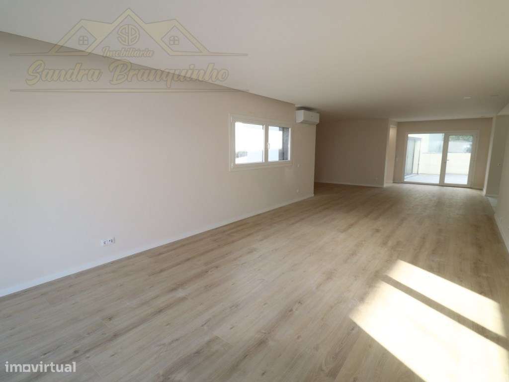 Moradia T5 (NOVA) com Piscina-11