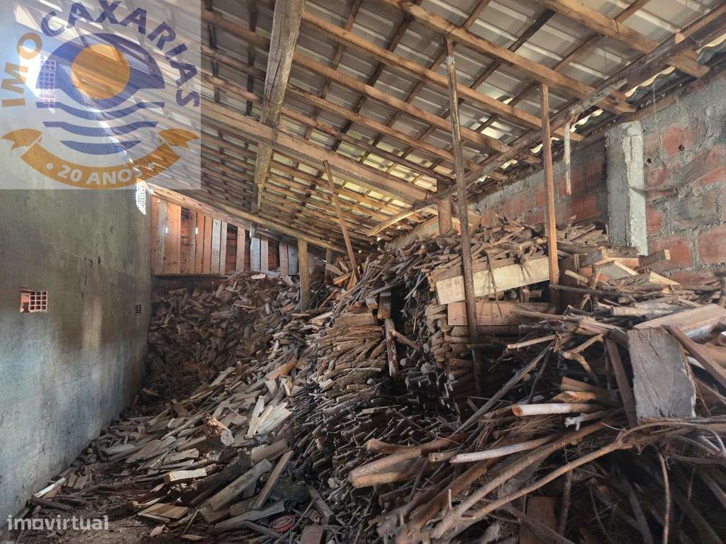 Moradia Rústica com Pátio e Anexos para Recuperar - Urqueira, Ourém - Grande imagem: 4/43