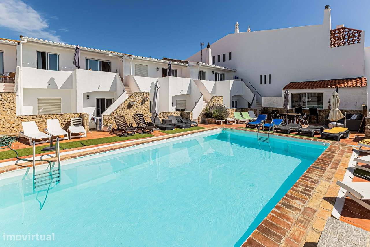 Casa geminada com caráter e vista para o mar em Burgau, Budens-0
