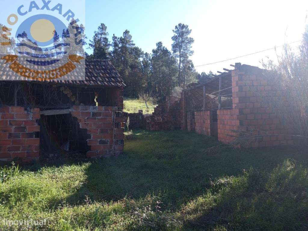 Moradia para recuperar com extenso logradouro - Grande imagem: 3/8