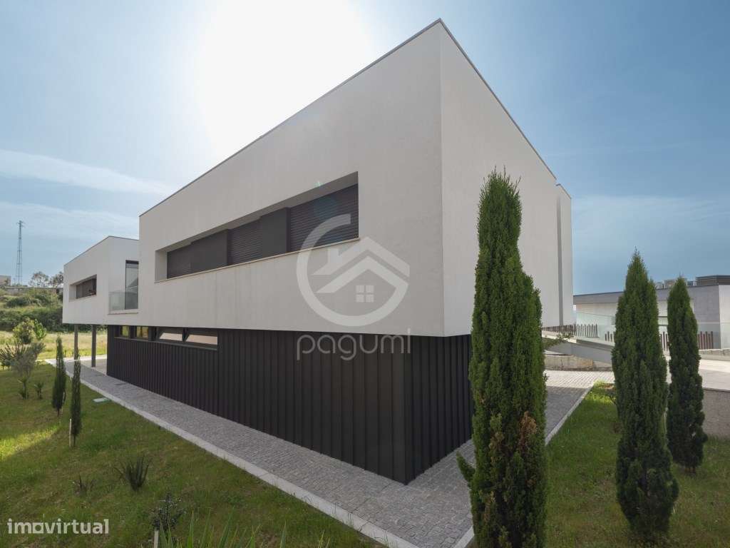 Moradia Contemporânea | 1.470 m² | A 1 Minuto da A4-51