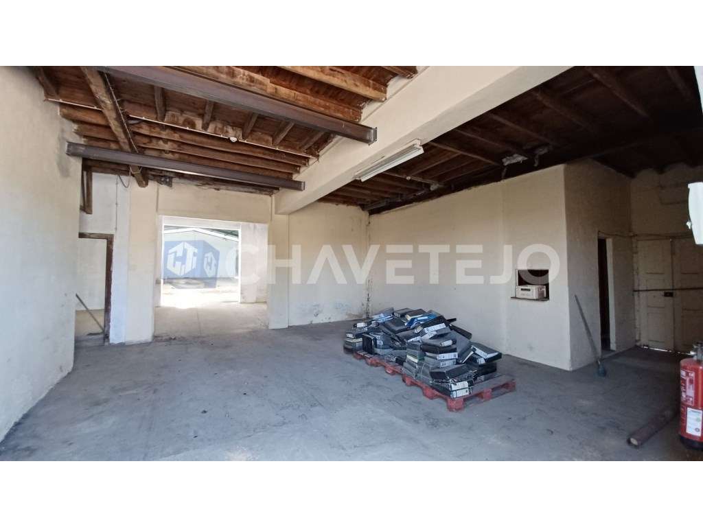 Prédio com habitação, armazém, e logradouro a 3 minutos de Tomar. - Grande imagem: 5/40