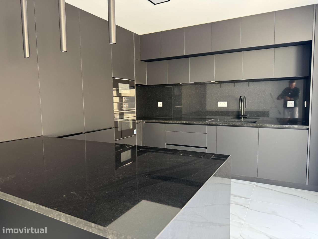 Moradia de Gaveto com dois pisos e garagem lateral-12