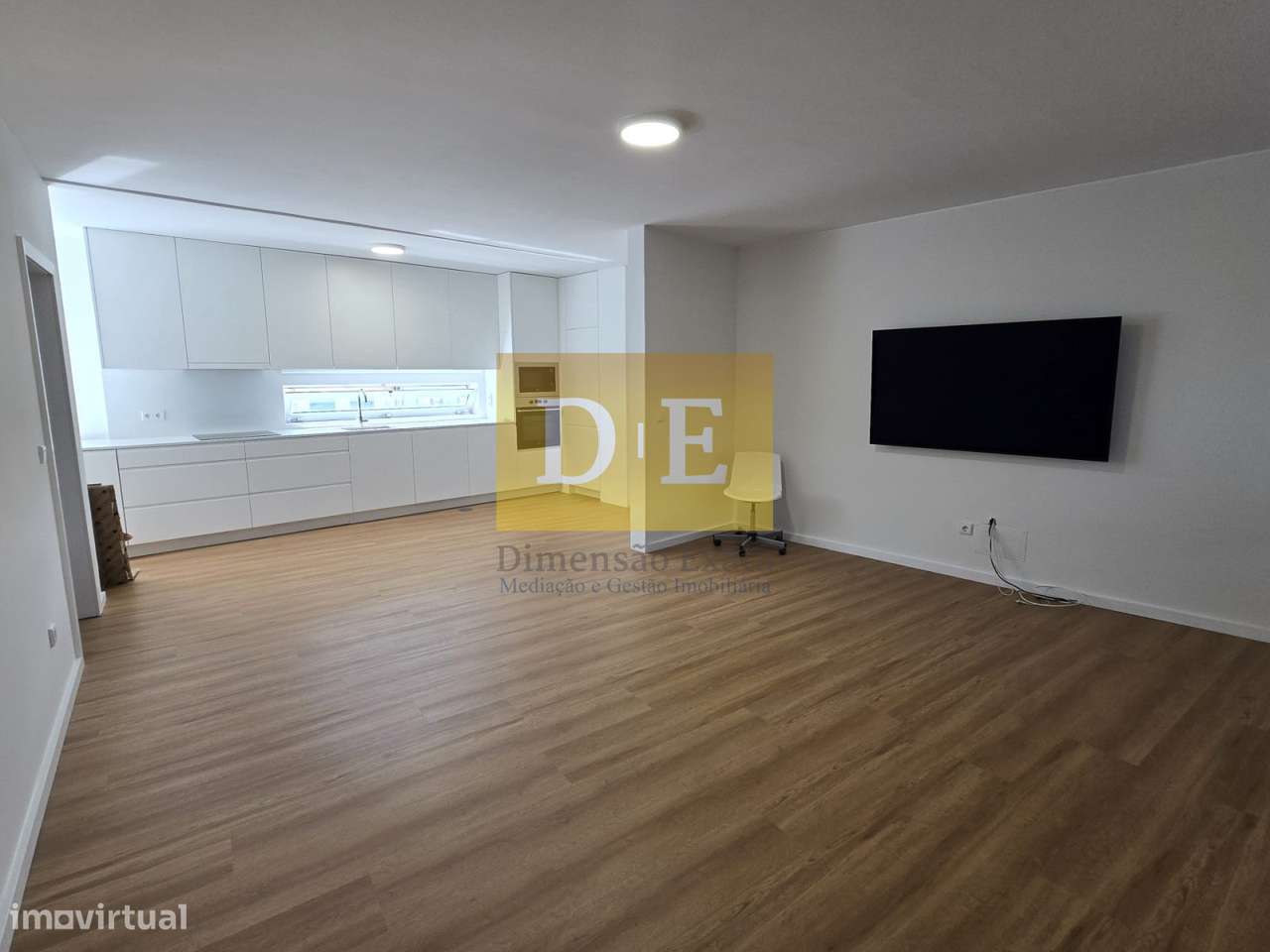 Apartamento T4 em Zona Central da Sª da Hora Junto à Estação do M-3