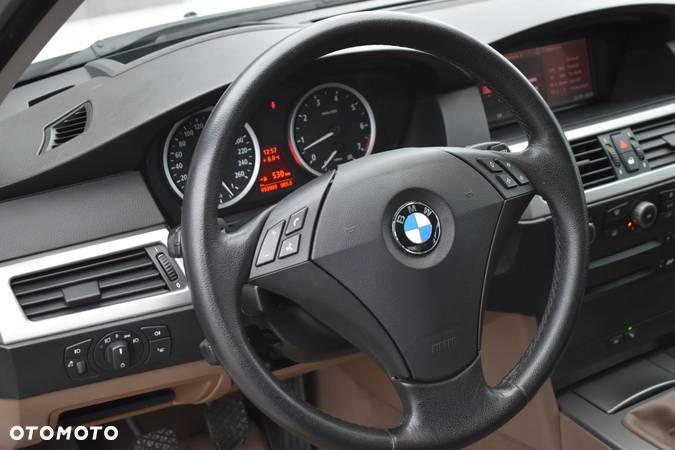 BMW Seria 5 520i - 28