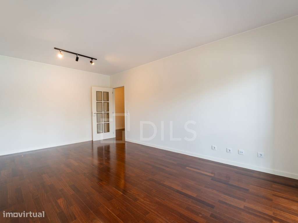 Apartamento T2 renovado, na Rua São João Bosco - Grande imagem: 4/28