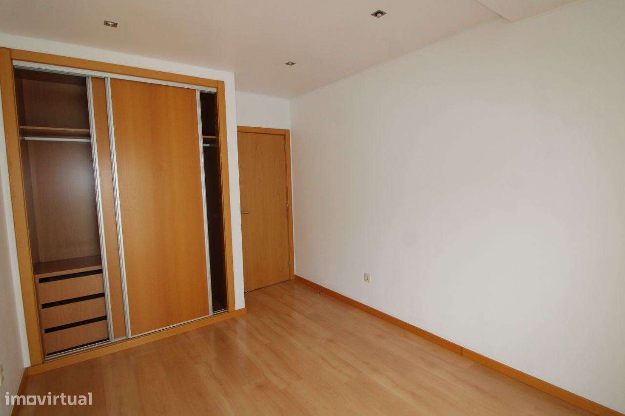 Apartamento T2 com parqueamento e vista de mar.  A 3 minutos da pra... - Grande imagem: 2/23