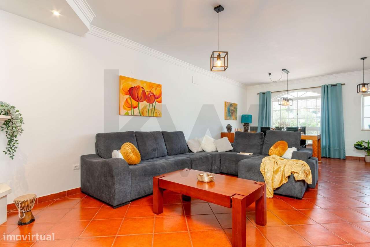 Moradia em Banda T4+1 com Jardim, Garagem e Sótão-9