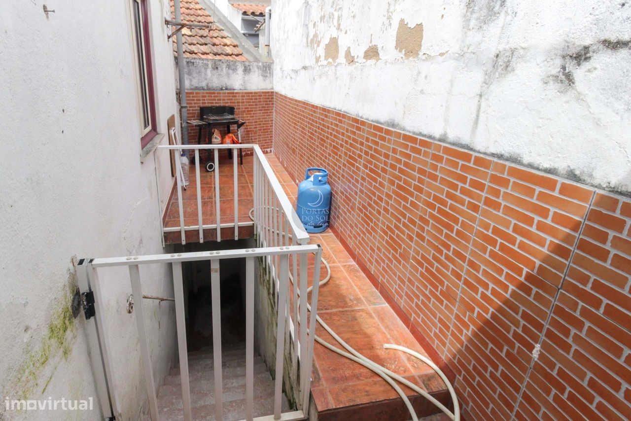 Moradia V3 covertida em V2 c/ quintal - Grande imagem: 1/14