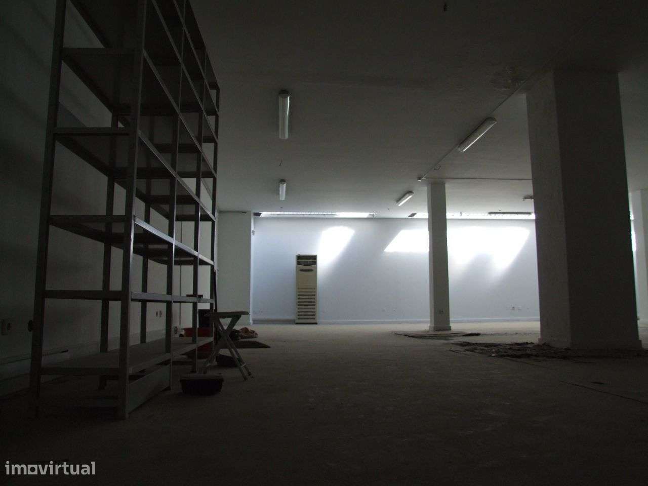 Armarém+ cave + 2 lugares de garagem- A 28-6