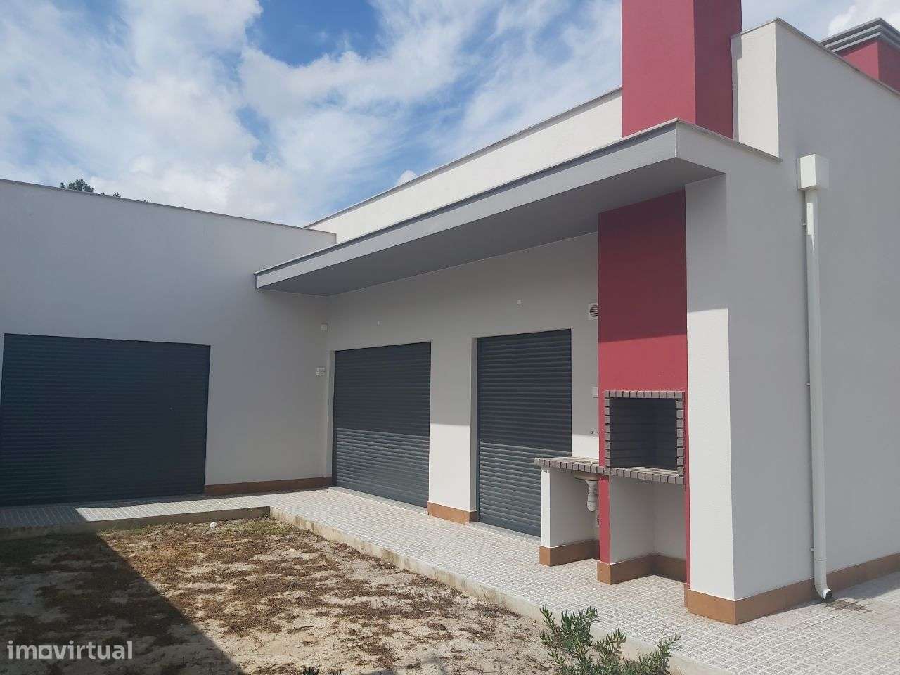 Moradia Isolada Térrea com 4 Ass. Piscina-19