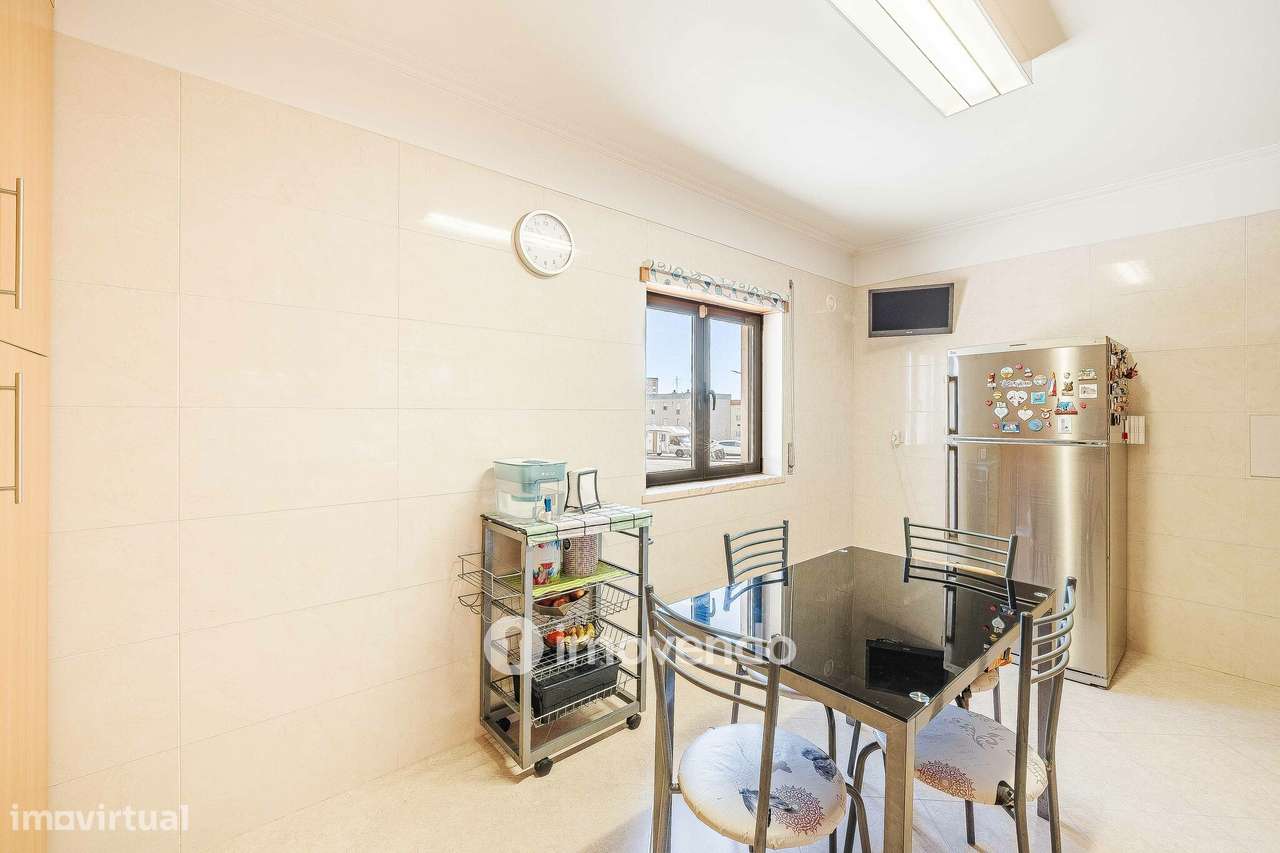 Apartamento T2, com estacionamento e arrecadação, em Vialonga-5