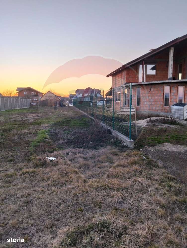 Teren langa Scoala Gimnazial Fantanele 600 mp cu acces la utilitati - Imagine principală: 4/5