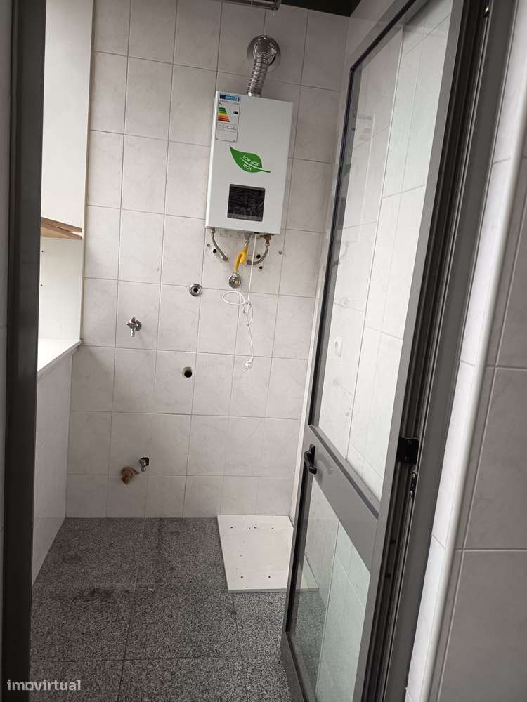 Magnífico T2, com 2 lugares de garagem, junto ao Mira Maia Shopping-4