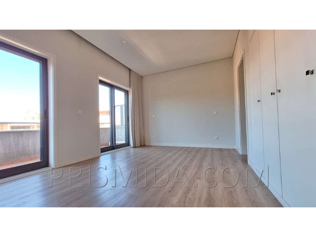 Duplex T4+office Renovado | Bi-Familiar | Terraço c/Churrasqueira-14