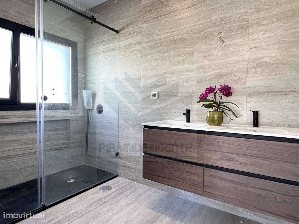 Ampla Moradia T4 em Azeitão: 72m² Open Space, 3 Suítes-17
