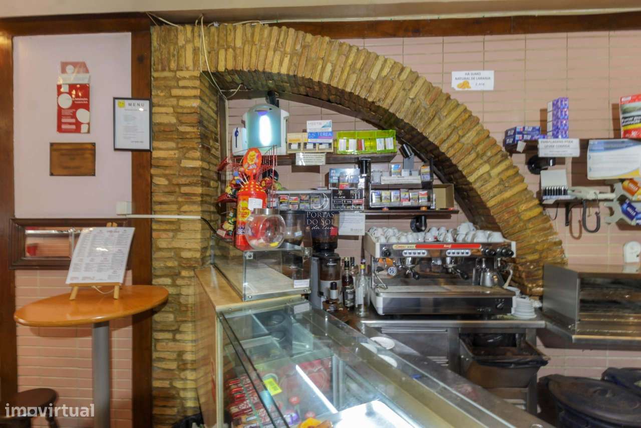 Prédio de 3 Pisos c/ Sótão e Terraço de Topo.-4