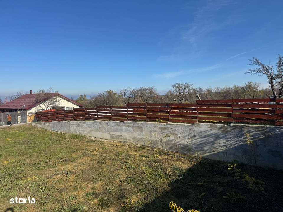 Vanzare  1400mp teren imprejmuit 2 loturi pt casa Adancata - sub padur-10
