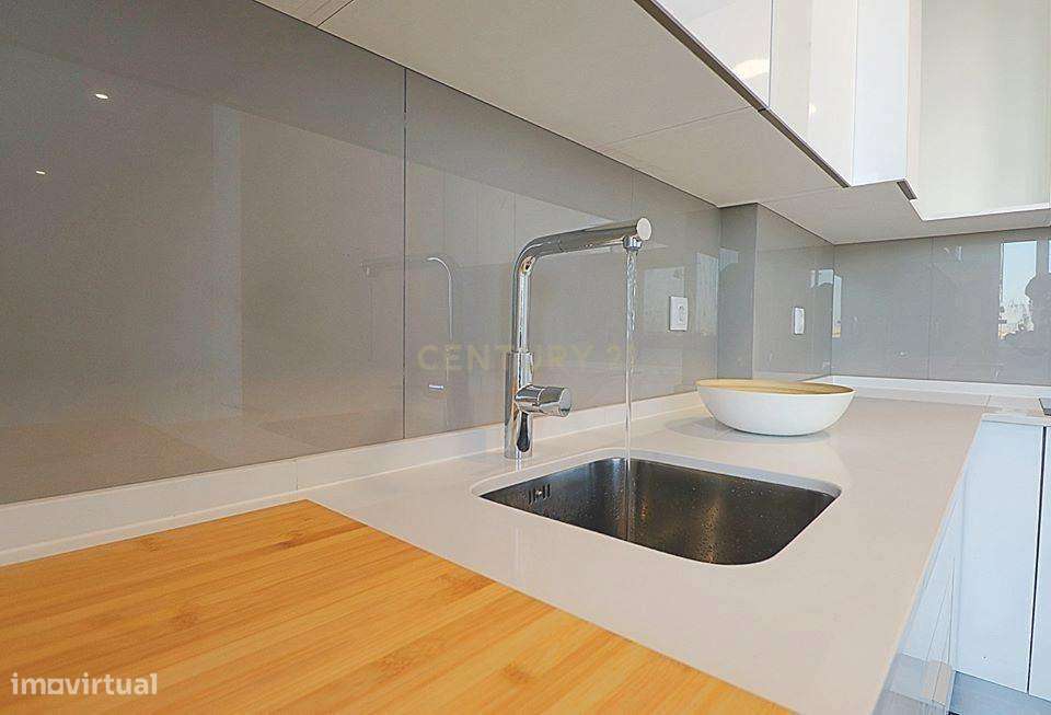 Apartamento T2 Totalmente remodelado com vista desafogada-5