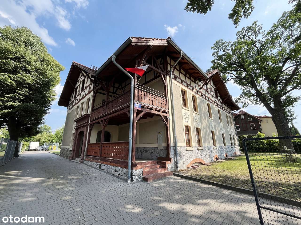 Klimatyczne mieszkanie w odrestaurowanej kamienicy z miejscem park.-1