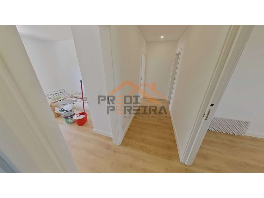 Apartamento T3, localizado em Santo António dos Cavaleiros.-18