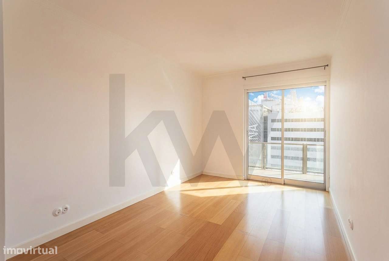 Praça de Espanha | T1 c/ estacionamento e varanda em Edf. de prestígio-11