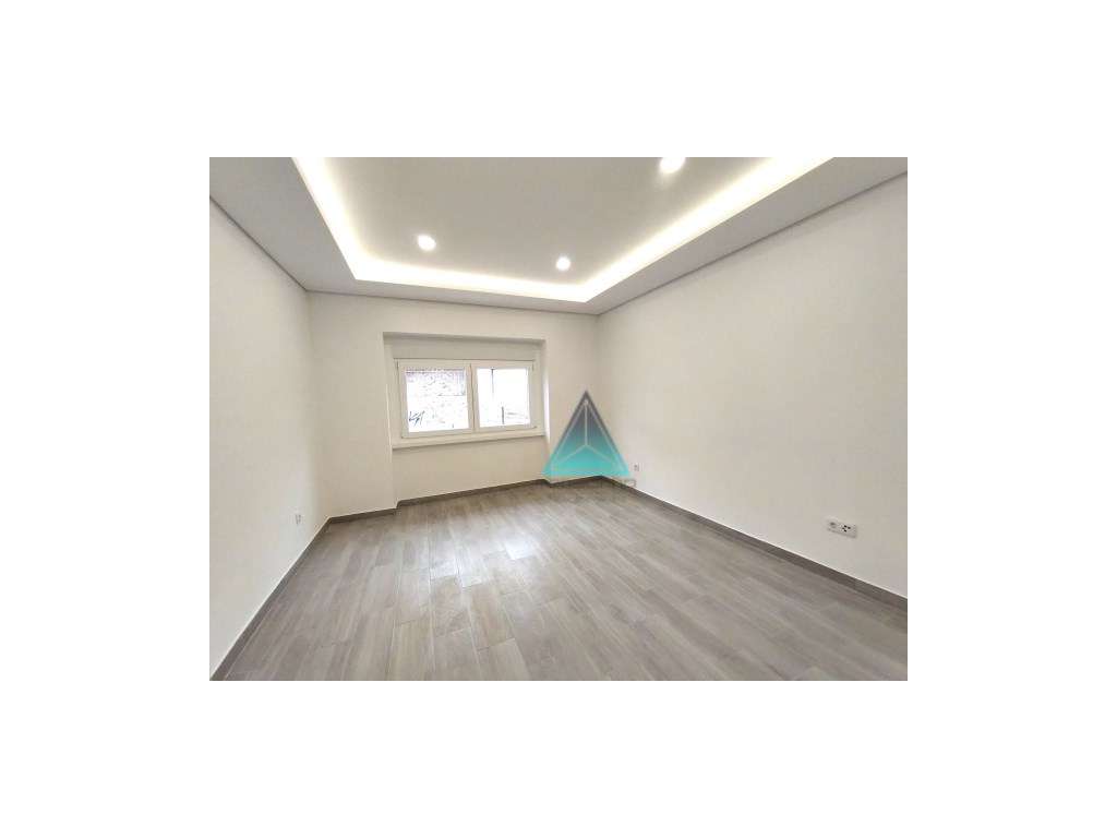 Apartamento T3 totalmente remodelado Laranjeiro - Almada-0