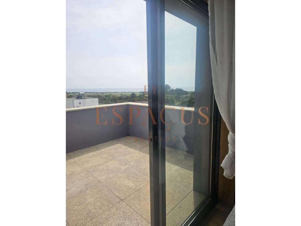 Moradia V4 com Vista Mar - Um Refúgio de Conforto e Elegância-40