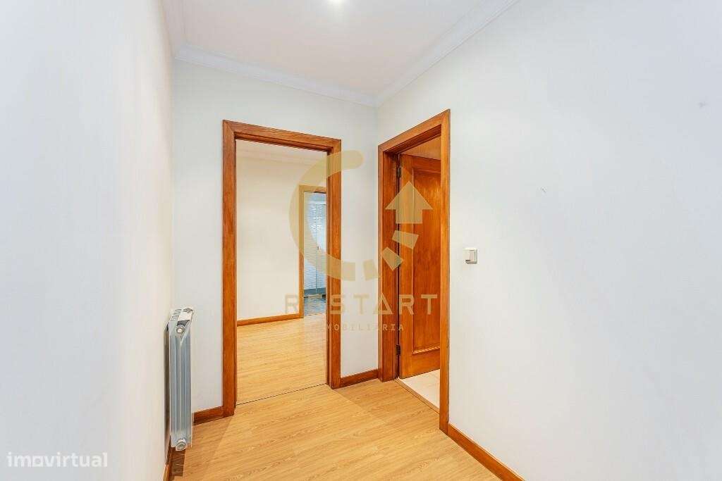 Apartamento T3 com excelente exposição solar, box fechada e junto ao m-14