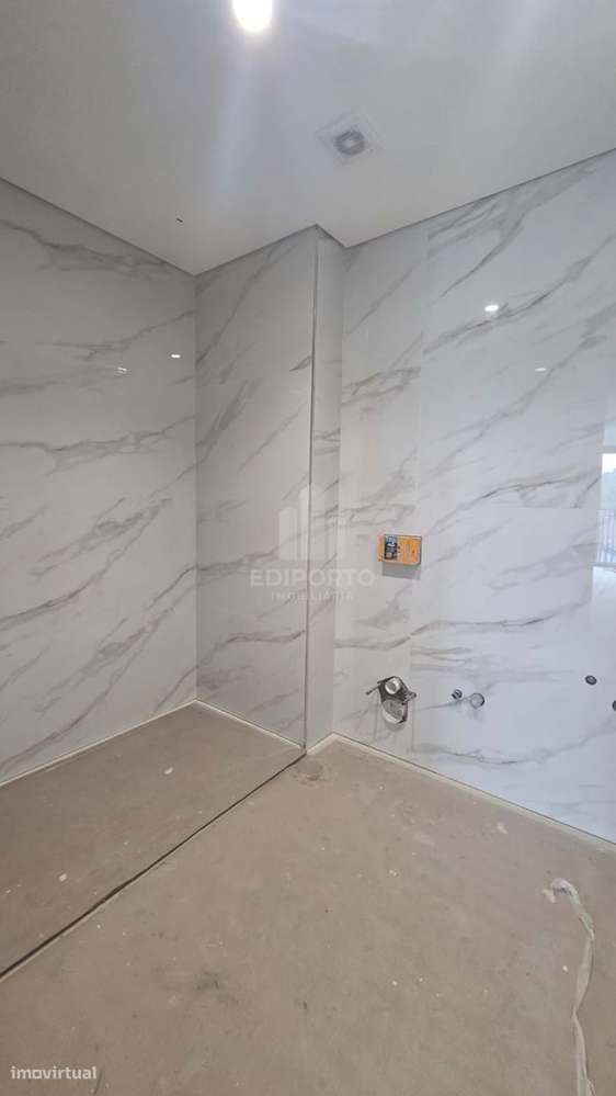 Apartamento T2 com Varanda e Garagem em Condomínio Fechado Conforto, Q - Grande imagem: 3/28