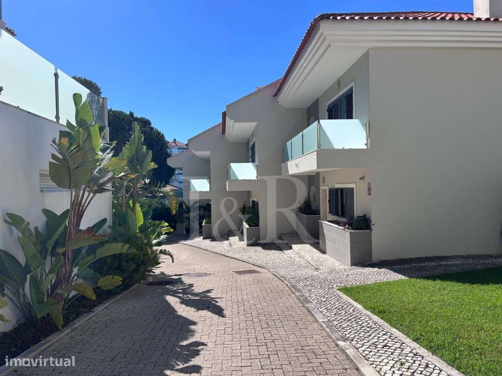 Moradia T3 renovada em condomínio com piscina no Estoril-46