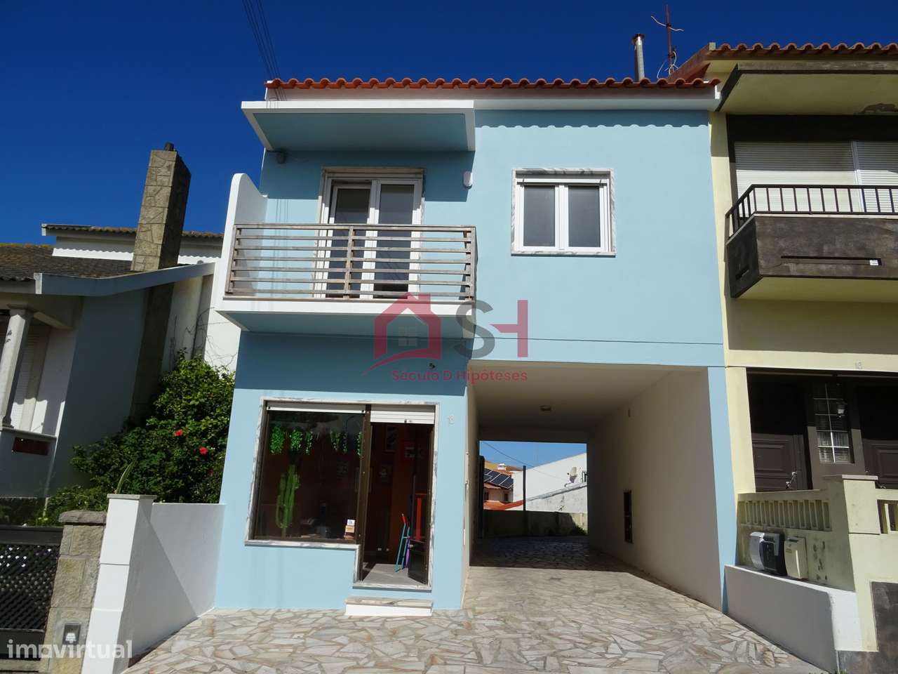 *Prédio com 2 Apartamentos + Loja + Arrecadação – Santa Cruz*-0