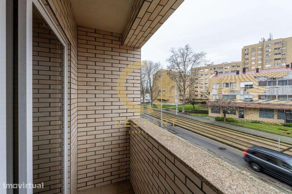 Apartamento T3 com excelente exposição solar, box fechada e junto ao m-42