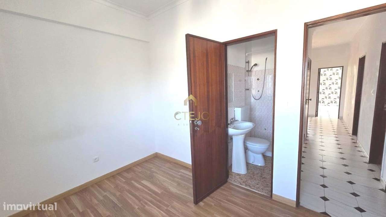 Apartamento T3 com Vista Rio em Sacavém-14